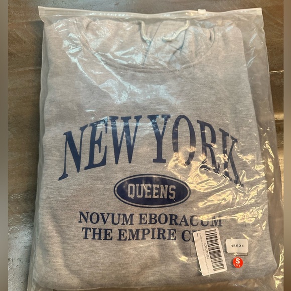 ⭐️Women’s gray New York Queens hoodie with kangaroo pocket - Picture 3 of 3